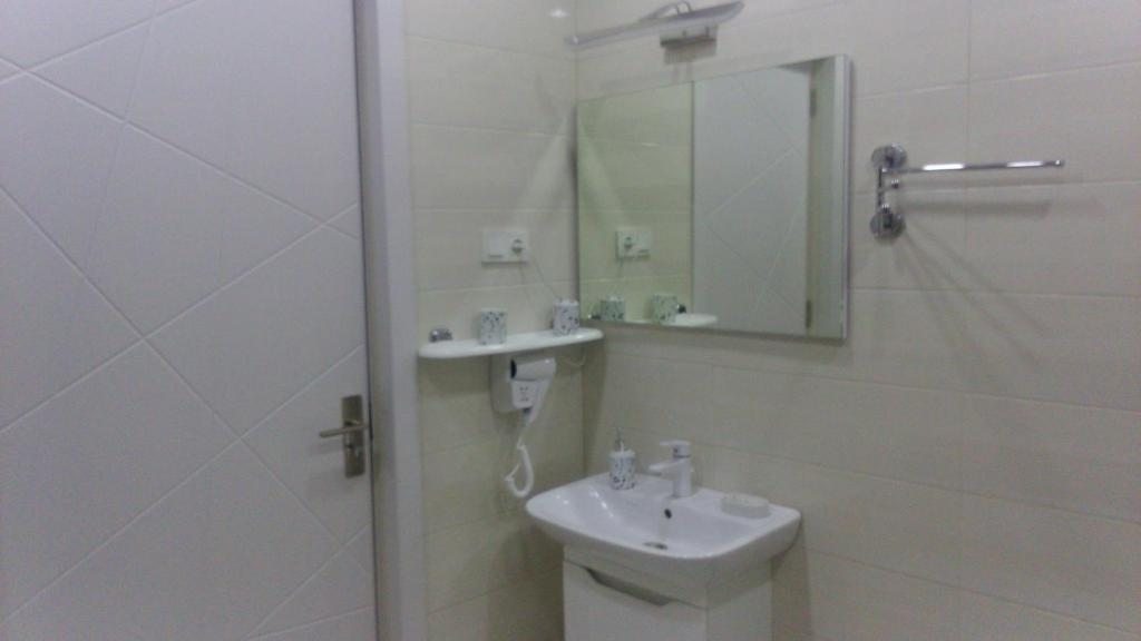 Четырехместный (Четырехместный номер с собственной ванной комнатой) отеля Hotel Lilo near Airport, Тбилиси