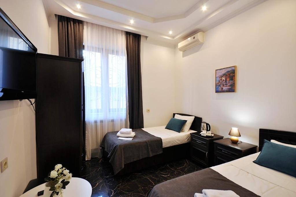 Двухместный (Небольшой двухместный номер с 2 отдельными кроватями) отеля Hotel Majestic, Тбилиси