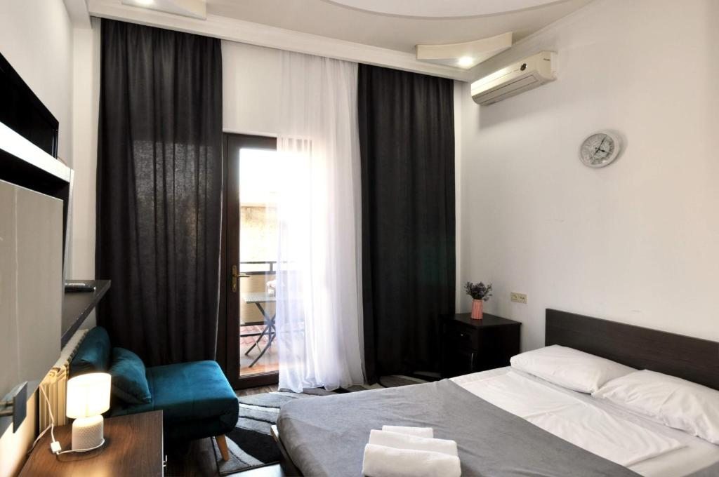 Двухместный (Стандартный двухместный номер с 1 кроватью или 2 отдельными кроватями и балконом) отеля Hotel Majestic, Тбилиси