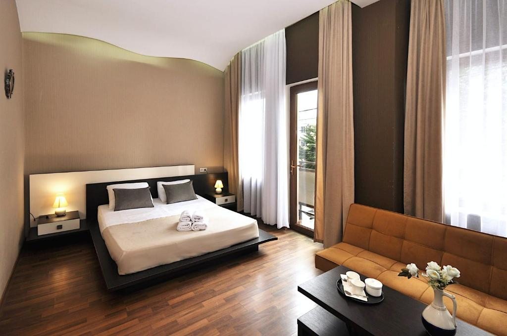 Сьюит (Люкс с кроватью размера «king-size» и гидромассажной ванной) отеля Hotel Majestic, Тбилиси