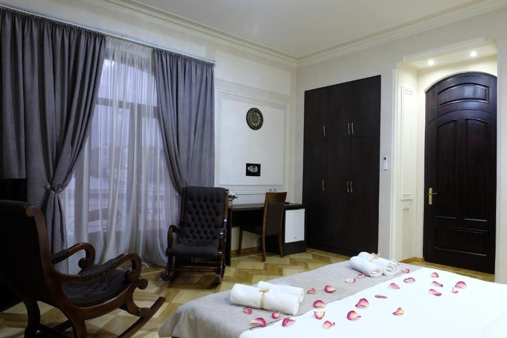 Сьюит (Люкс с гидромассажной ванной и балконом) отеля Hotel S&L, Тбилиси