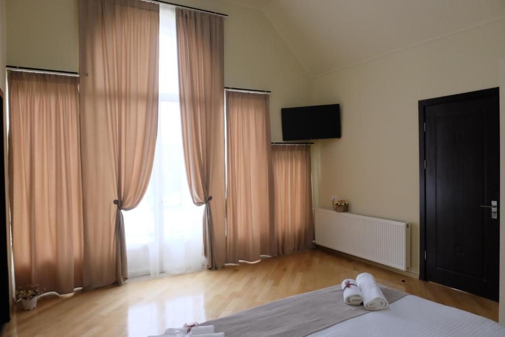 Двухместный (Двухместный номер с 2 отдельными кроватями и балконом) отеля Hotel S&L, Тбилиси