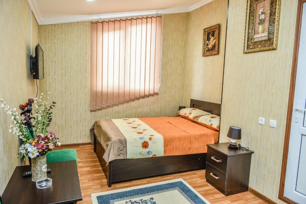 Двухместный (Двухместный номер с 1 кроватью и видом на горы) отеля Hotel S.R, Тбилиси