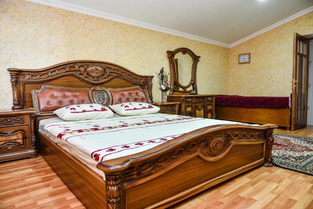 Двухместный (Двухместный номер Делюкс с 1 кроватью и дополнительной кроватью) отеля Hotel S.R, Тбилиси