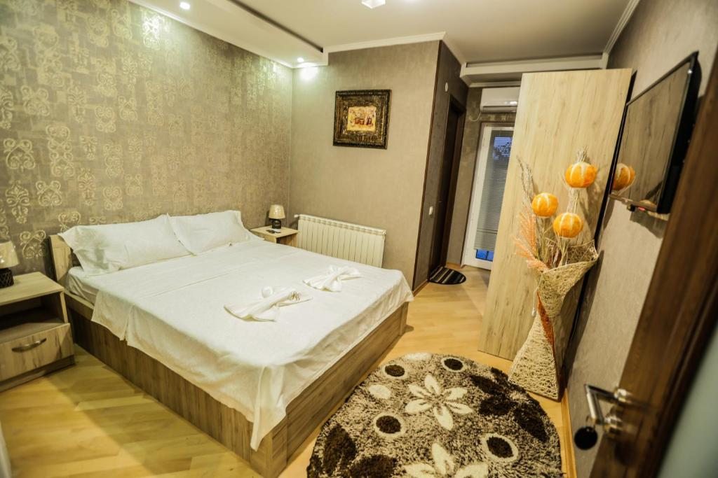 Двухместный (Номер с кроватью размера «king-size» и балконом) отеля Hotel S.R, Тбилиси