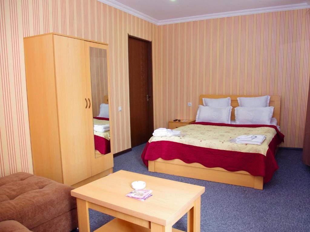 Двухместный (Номер с кроватью размера «queen-size» и балконом) отеля Hotel Shalimar, Тбилиси