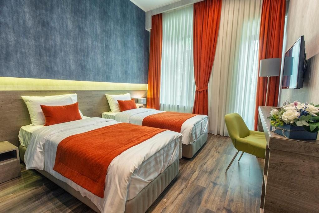 Двухместный (Двухместный номер с 1 кроватью или 2 отдельными кроватями и балконом) отеля Kope Palace, Тбилиси