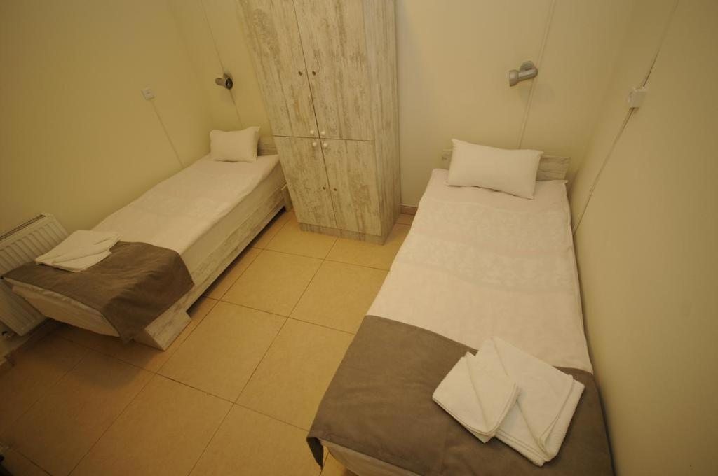 Двухместный (Двухместный номер с 2 отдельными кроватями и общей ванной комнатой) отеля Marani Hotel, Тбилиси