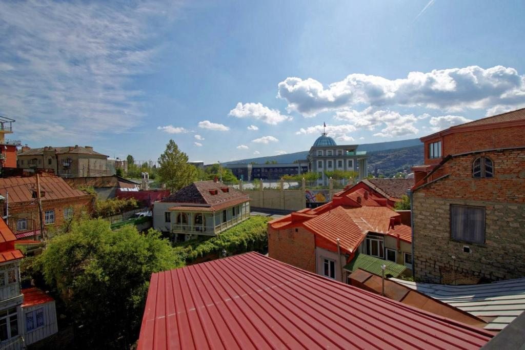 Трехместный (Трехместный номер с видом на город) отеля Petre Palace, Тбилиси