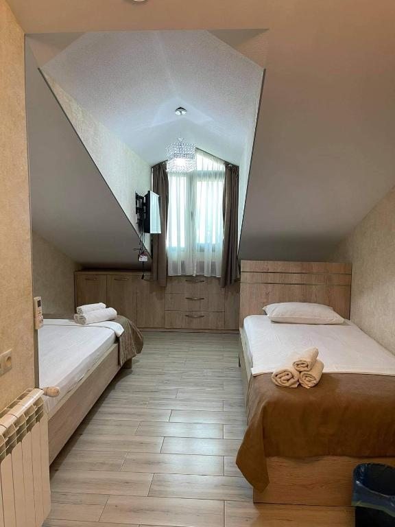 Двухместный (Двухместный номер с 2 отдельными кроватями и видом на бассейн) отеля GK Villa, Тбилиси