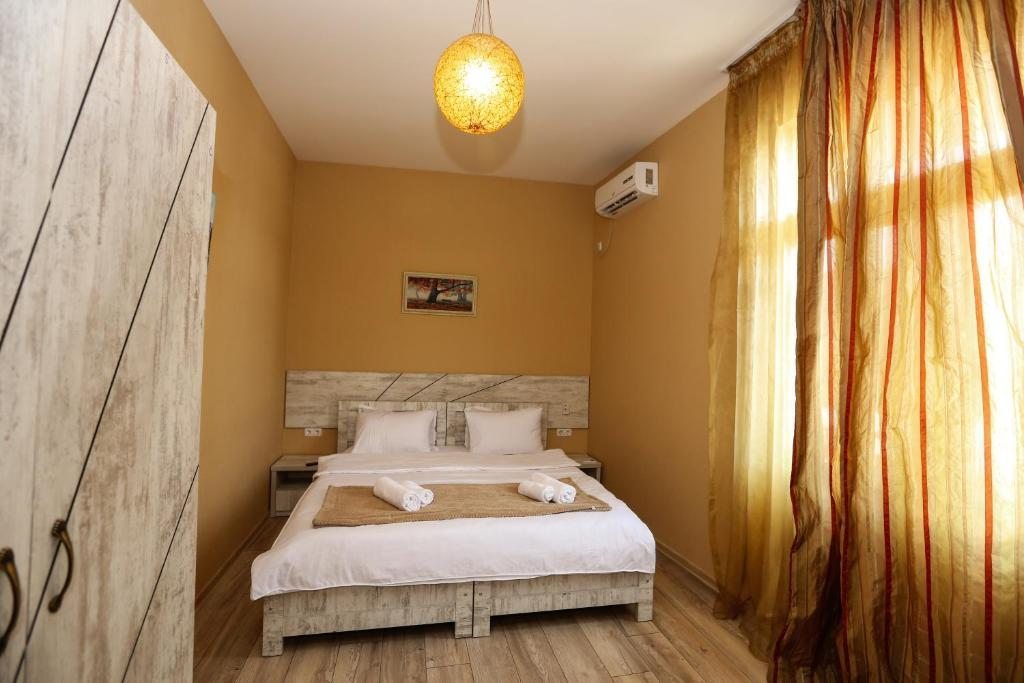 Двухместный (Двухместный номер Делюкс с 1 кроватью и балконом) отеля Hotel 2Floors, Тбилиси
