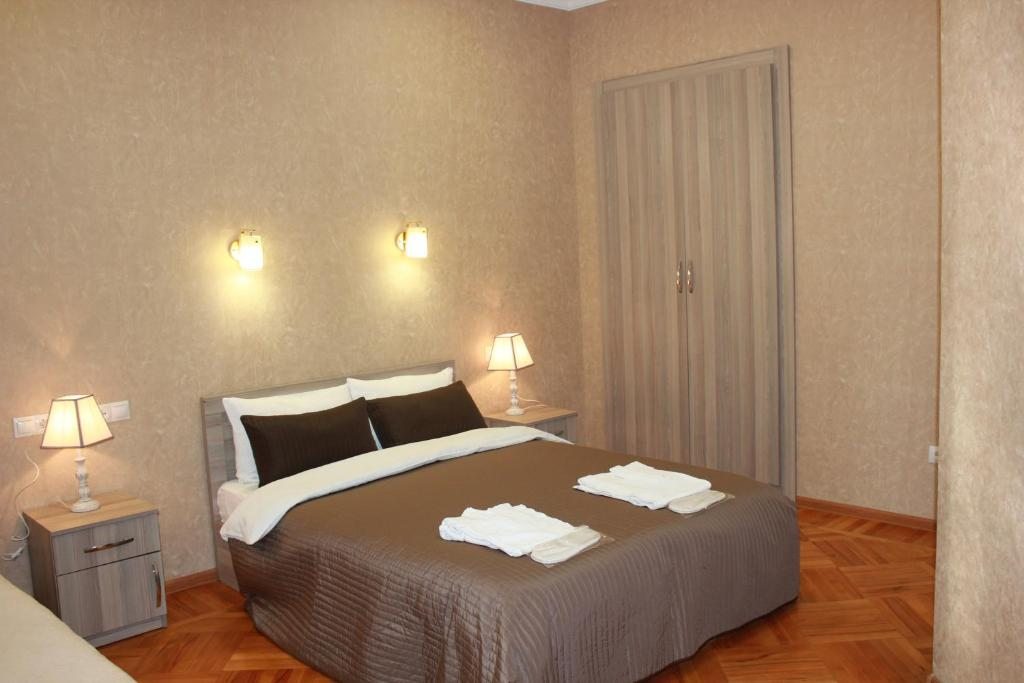 Трехместный (Трехместный номер с собственной ванной комнатой) отеля Hotel A&K, Тбилиси
