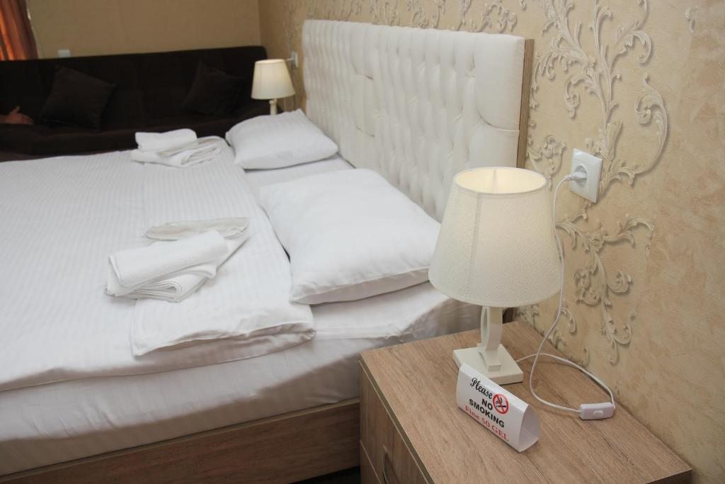 Двухместный (Двухместный номер Делюкс с 1 кроватью или 2 отдельными кроватями и балконом) отеля Hotel Dany, Тбилиси