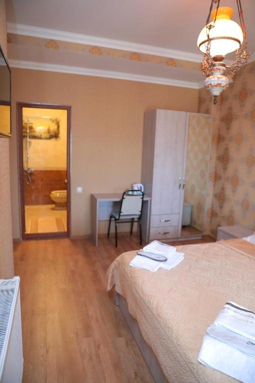 Двухместный (Двухместный номер Делюкс с 1 кроватью и балконом) отеля Hotel Luxor, Тбилиси