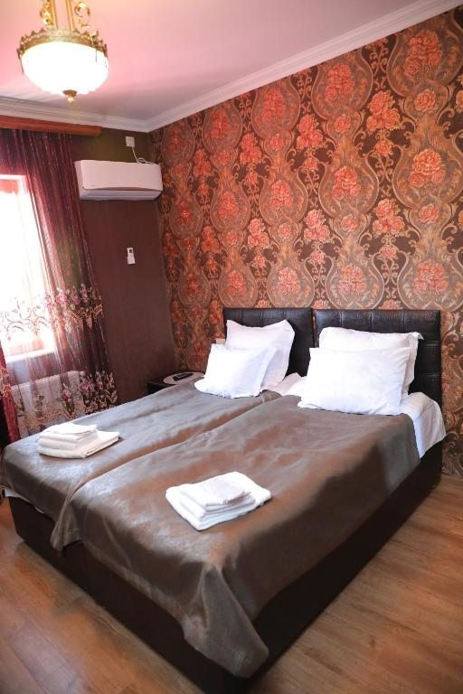 Трехместный (Трехместный номер с ванной комнатой) отеля Hotel Luxor, Тбилиси