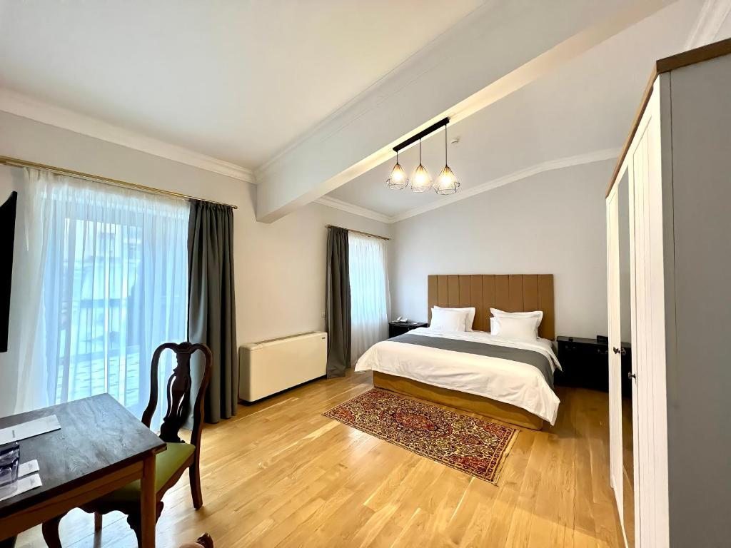Двухместный (Улучшенный номер с кроватью размера «king-size») отеля Octava Boutique Hotel, Тбилиси