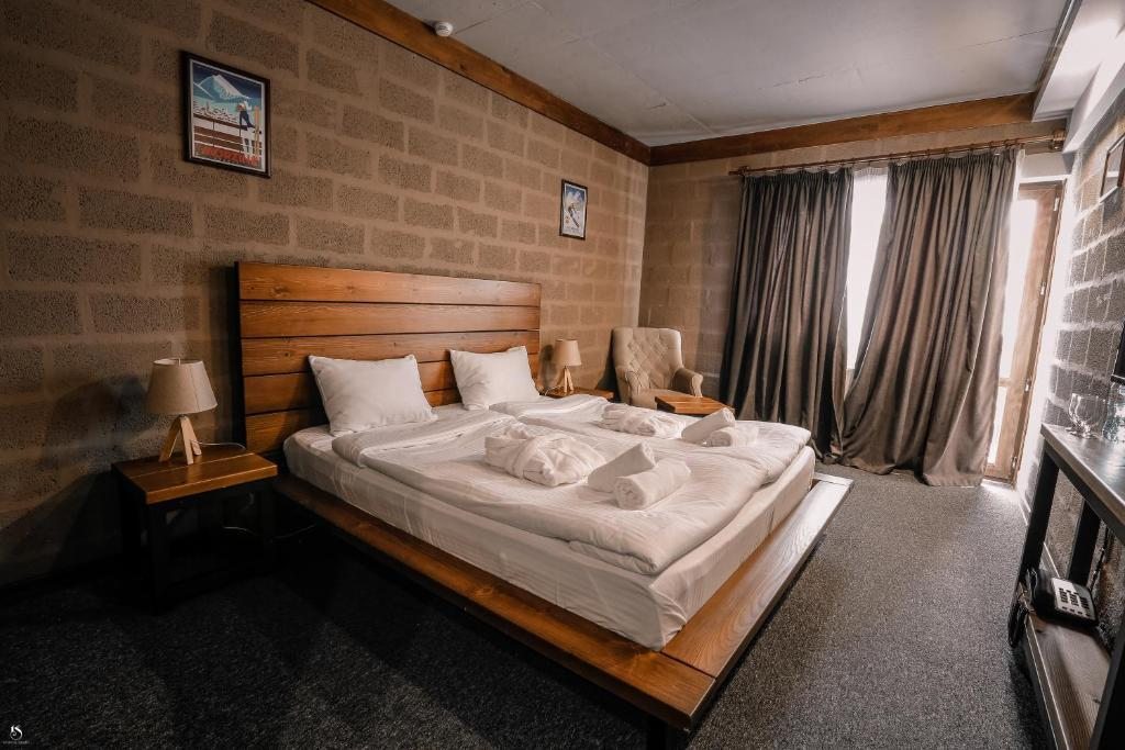 Двухместный (Номер с кроватью размера «king-size» и видом на горы) отеля Alpine Lounge Kazbegi, Степанцминда