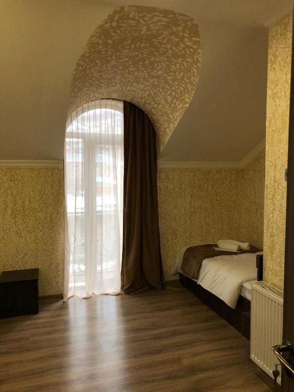 Трехместный (Трехместный номер с окном) отеля Hotel Toliketi, Степанцминда