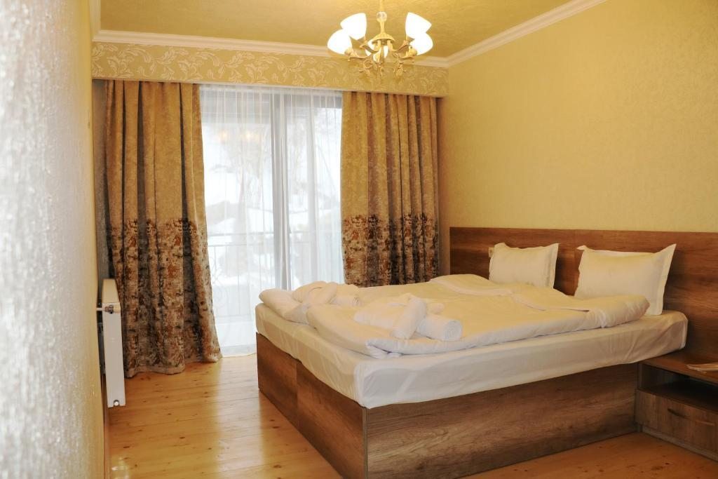 Двухместный (Двухместный номер Делюкс с 1 кроватью или 2 отдельными кроватями и балконом) отеля Ketino's Home, Степанцминда