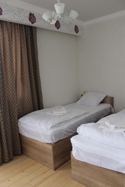 Двухместный (Двухместный номер с 2 отдельными кроватями и балконом) отеля Ketino's Home, Степанцминда
