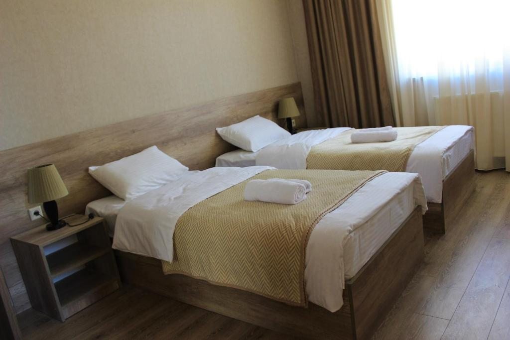 Двухместный (Двухместный номер с 2 отдельными кроватями и собственной ванной комнатой) отеля Sunshine Kazbegi, Степанцминда