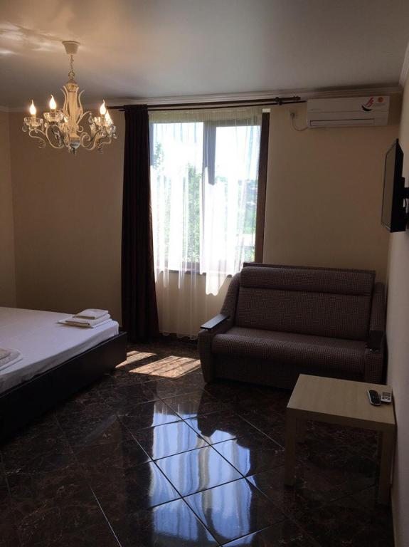 Двухместный (Двухместный номер с двуспальной кроватью и дополнительной кроватью) гостевого дома Камила, Гудаута