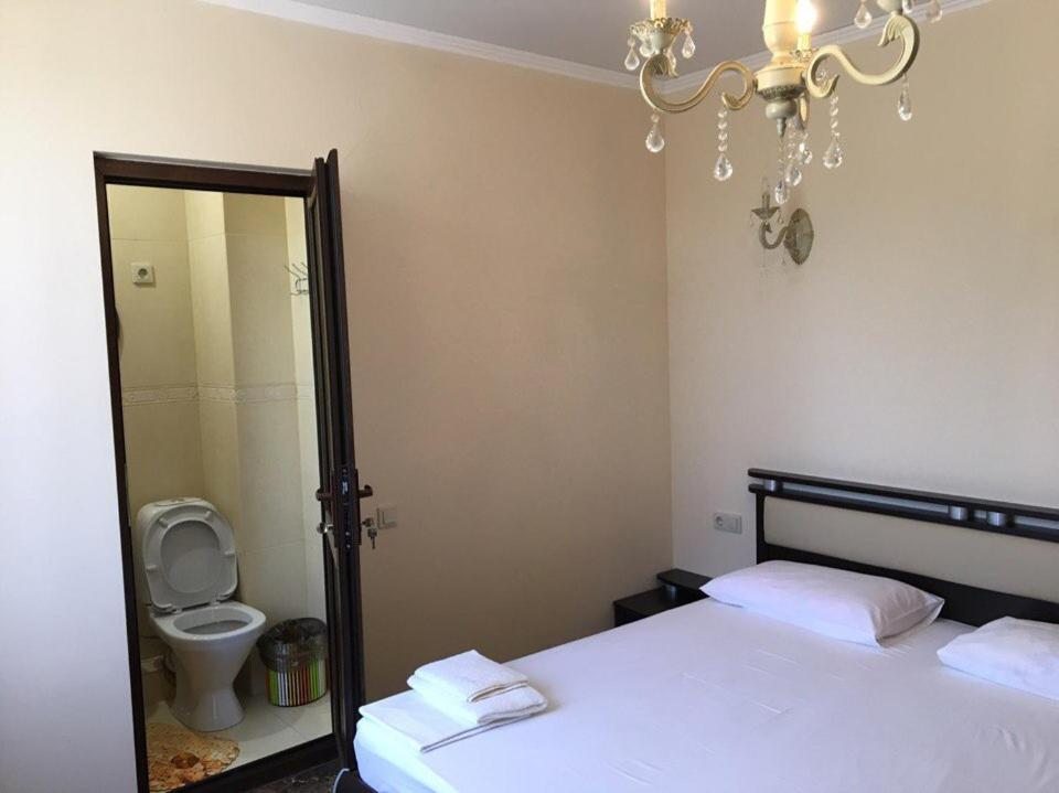 Двухместный (Двухместный номер с 1 кроватью и собственной ванной комнатой) гостевого дома Камила, Гудаута