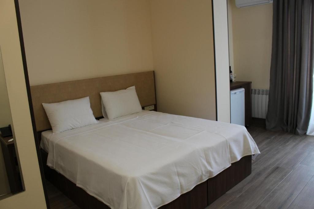 Двухместный (Улучшенный двухместный номер с 1 кроватью или 2 отдельными кроватями) отеля Boutique Hotel 32, Батуми