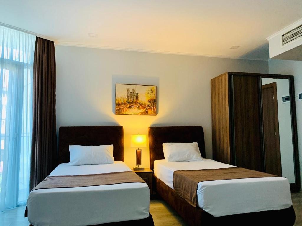 Двухместный (Двухместный номер с 2 отдельными кроватями и балконом) отеля Hotel Tsereteli Palace, Батуми