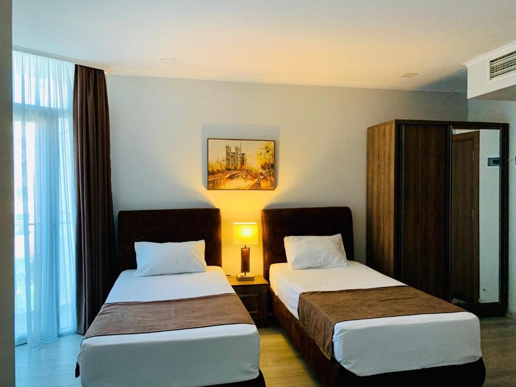 Двухместный (Двухместный номер с 2 отдельными кроватями и террасой) отеля Hotel Tsereteli Palace, Батуми