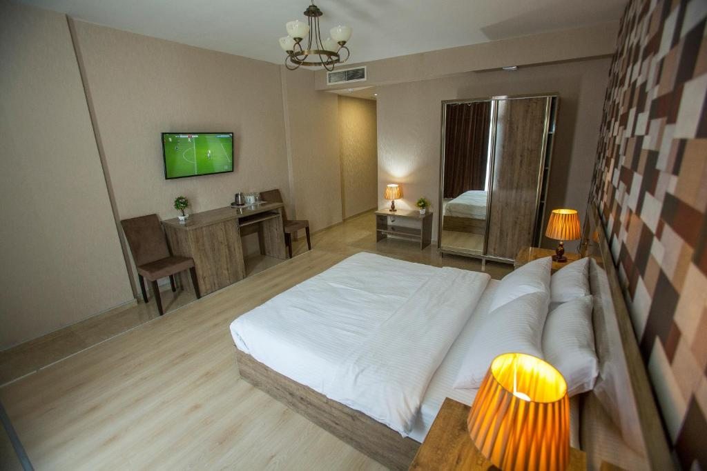 Двухместный (Двухместный номер с 1 кроватью или 2 отдельными кроватями и дополнительной кроватью) отеля Ire Palace, Батуми