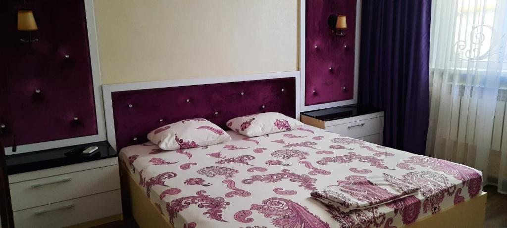 Двухместный (Двухместный номер с двуспальной кроватью и дополнительной кроватью) отеля SHANYRAK Гостевой дом, Актобе