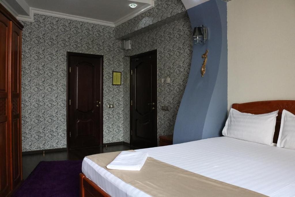 Двухместный (Улучшенный номер с кроватью размера «king-size») отеля Akzhol Hotel Almaty, Алматы