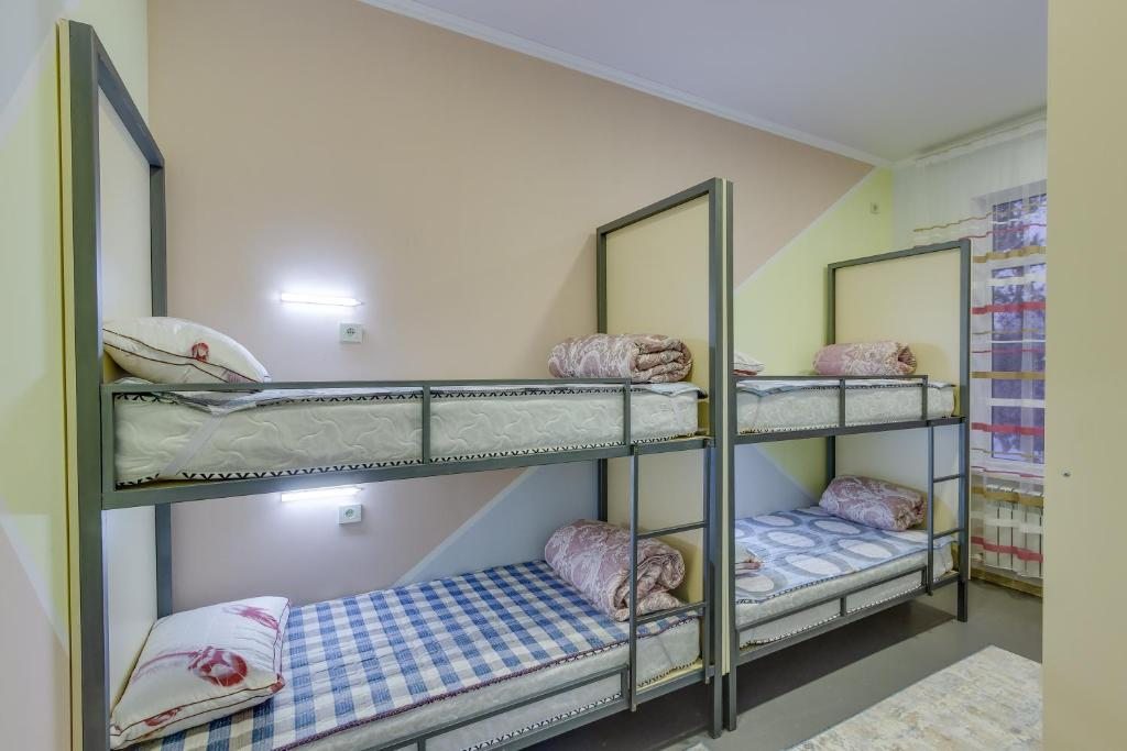 Номер (Спальное место на двухъярусной кровати в общем мужском номере с 4 кроватями) хостела Tolebi'42, Алматы