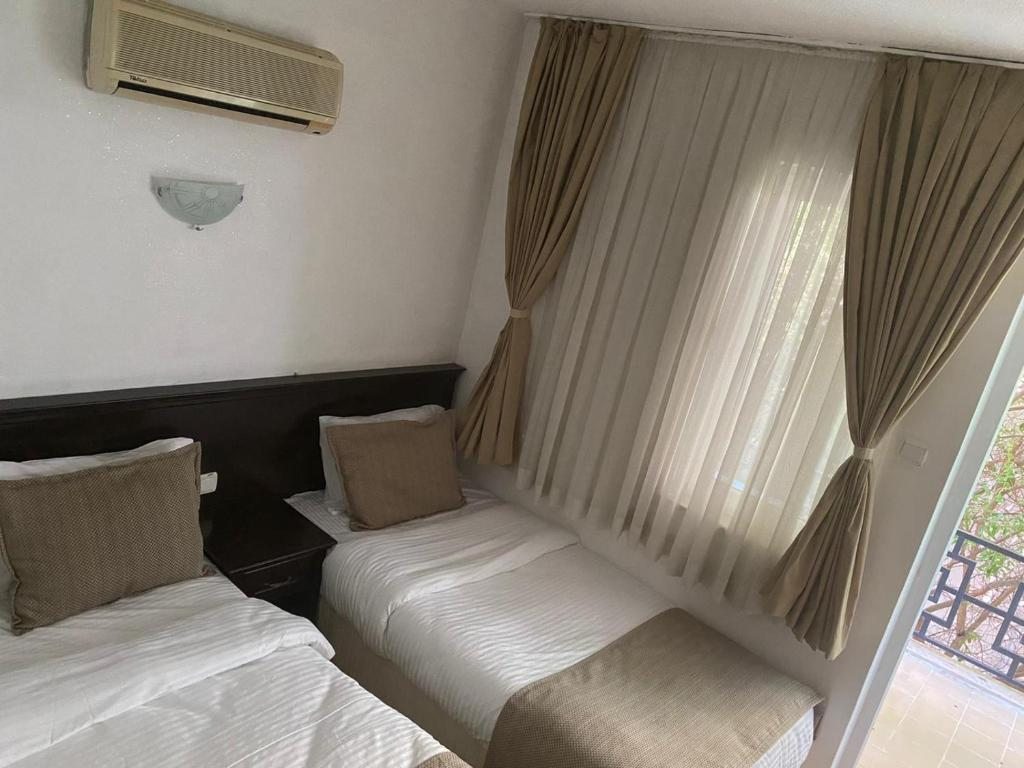 Двухместный (Двухместный номер Делюкс с 1 кроватью или 2 отдельными кроватями и видом на бассейн) отеля RAİNBOW BUTİK OTEL, Кемер