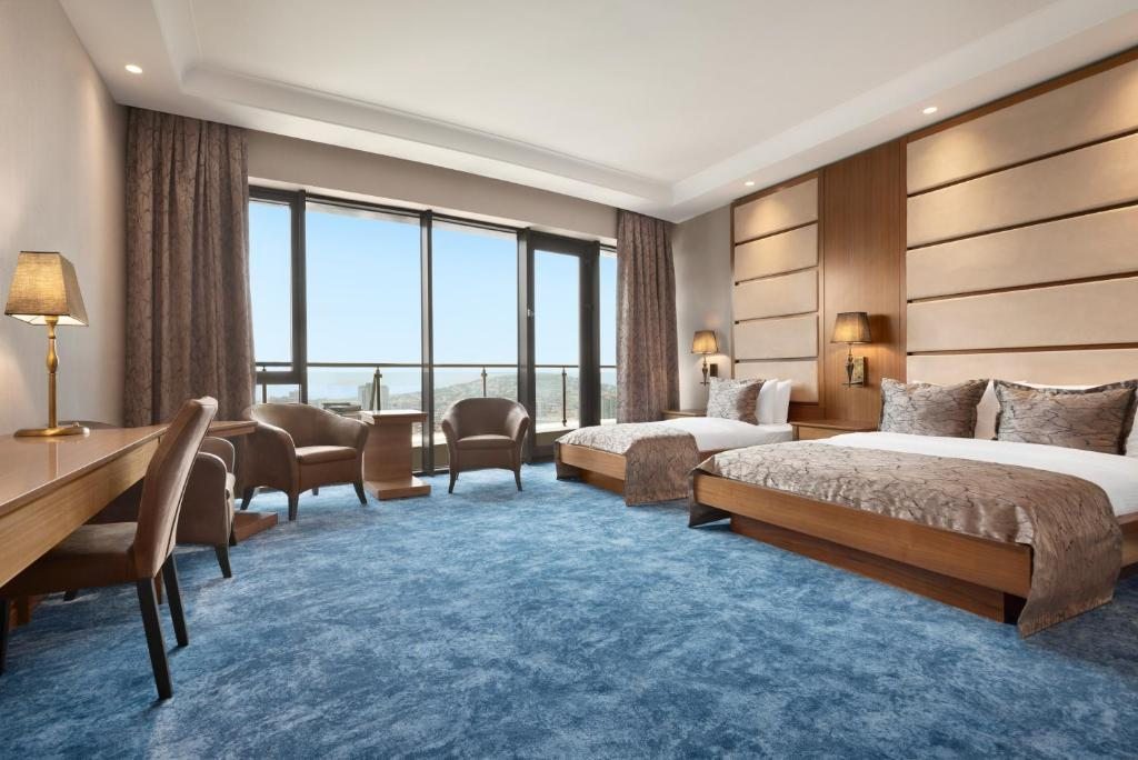 Четырехместный (Семейный номер с 1 двуспальной кроватью и 1 односпальной кроватью, вид на море) отеля Days Hotel by Wyndham Istanbul Maltepe, Стамбул