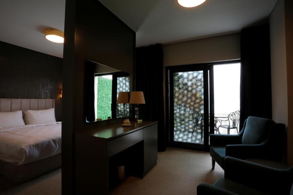 Двухместный (Двухместный номер Делюкс с 1 кроватью и балконом) отеля DELLAGO LUXURY HOTEL SAPANCA, Стамбул