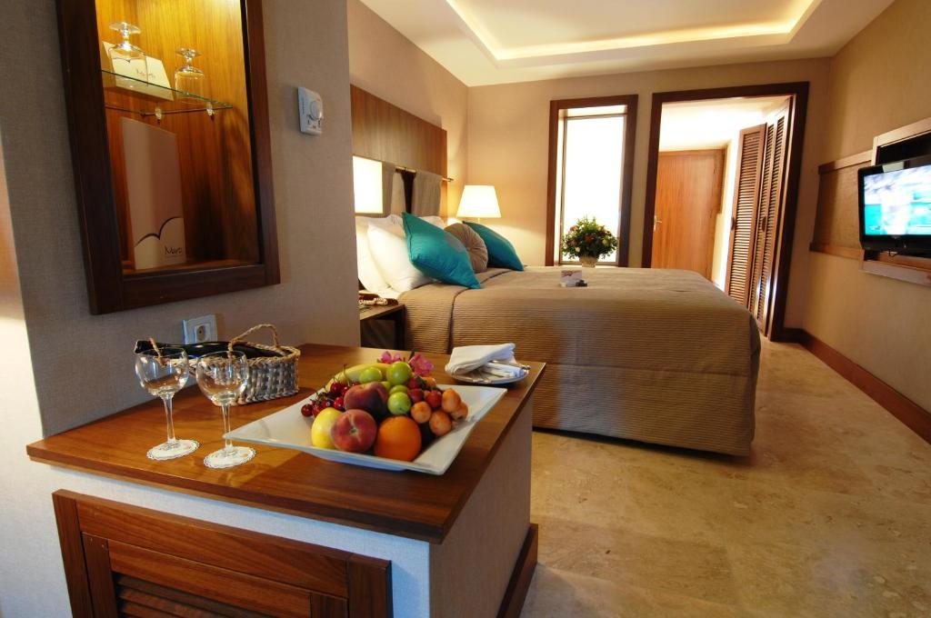 Трехместный (Трехместный номер Делюкс с видом на море) курортного отеля Marti Resort Deluxe Hotel, Мармарис