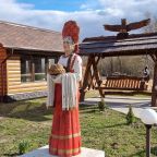 На территории арт-объекты для фото, База отдыха Мамин уют