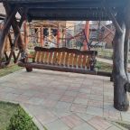 Большие качели на территории комплекса "Мамин уют", База отдыха Мамин уют