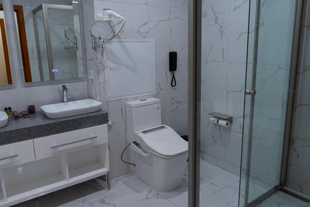Ванная комната в номере отеля PARADISE Resort Hotel, Южно-Сахалинск