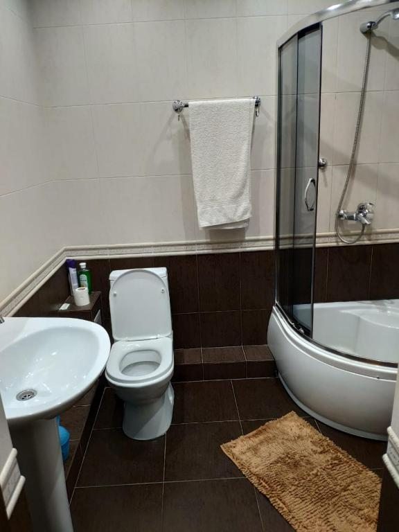 Трехместный (Трехместный номер с ванной комнатой) отеля Классик, Махачкала
