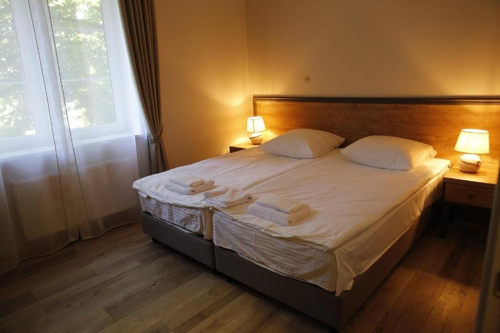 Двухместный (Стандартный номер с 2 односпальными кроватями и диваном) отеля Фрам, Светлогорск