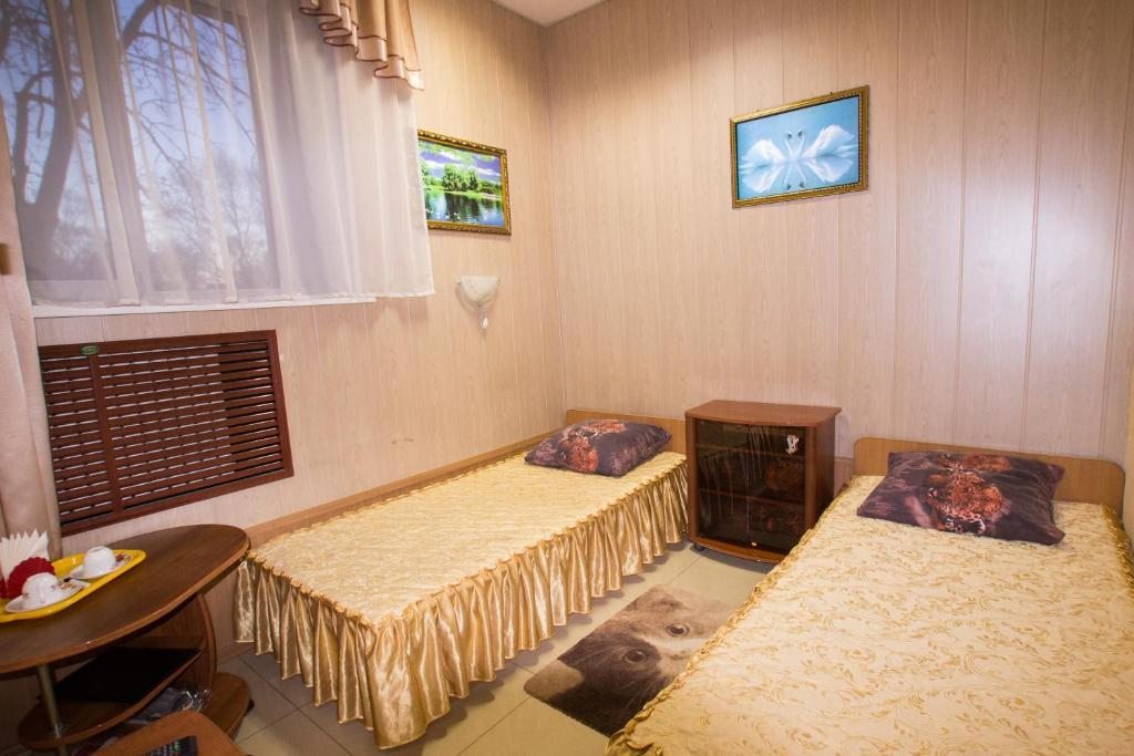 Двухместный (Стандартный двухместный номер с 2 отдельными кроватями и общей ванной комнатой) отеля Мега, Уссурийск