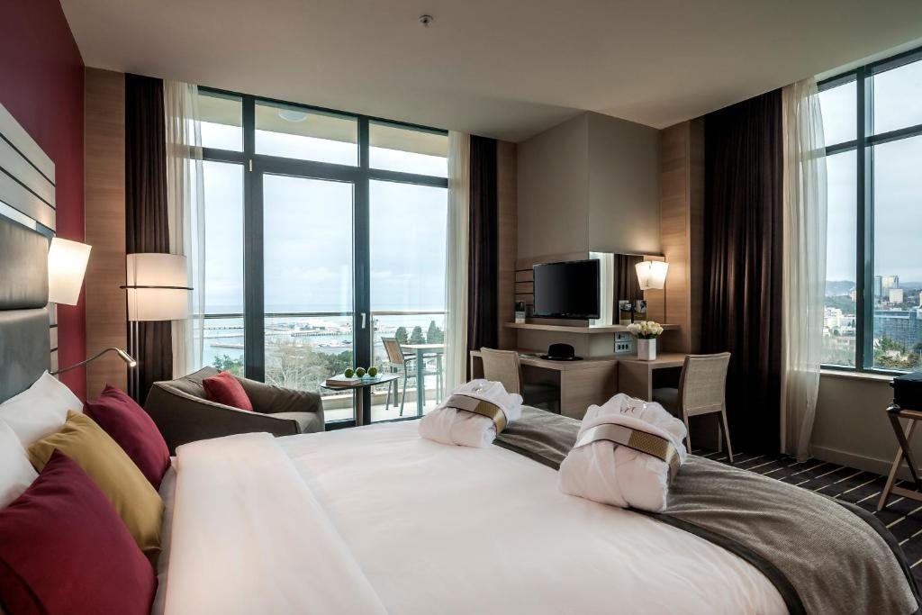 Двухместный (Двухместный номер «Privilege» с 1 кроватью и балконом - Вид на море) отеля Mercure Сочи Центр