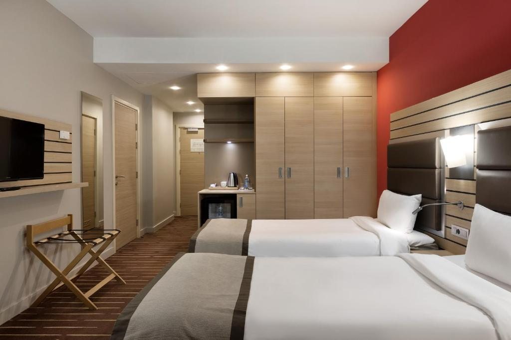 Двухместный (Стандартный двухместный номер с 2 отдельными кроватями и видом на город) отеля Mercure Сочи Центр