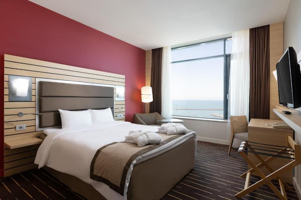 Двухместный (Улучшенный двухместный номер с 1 кроватью и видом на море) отеля Mercure Сочи Центр