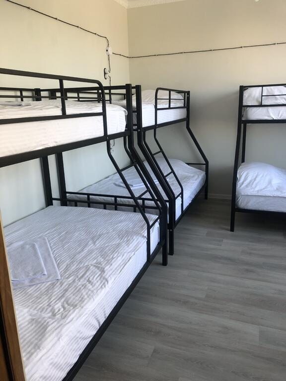 Шестиместный (Кровать в общем 6-местном номере для мужчин и женщин) хостела Берлога, Ялта