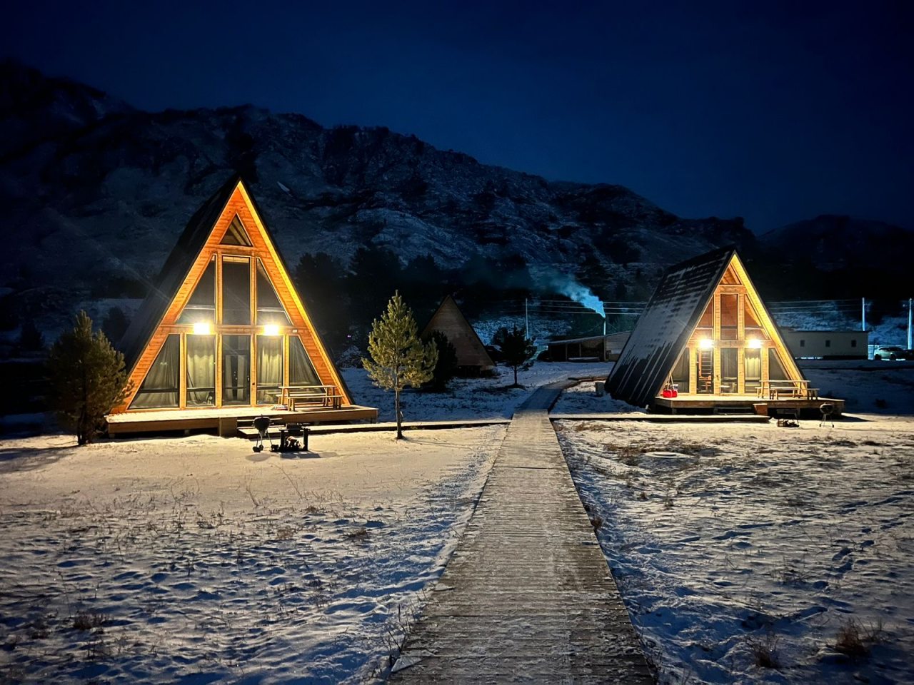 Трёхместный и более (Дом  А-фрейм с двумя спальнями с видом на горы), Глэмпинг Айвенго