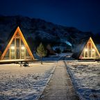 Трёхместный и более (Дом  А-фрейм с двумя спальнями с видом на горы), Глэмпинг Айвенго